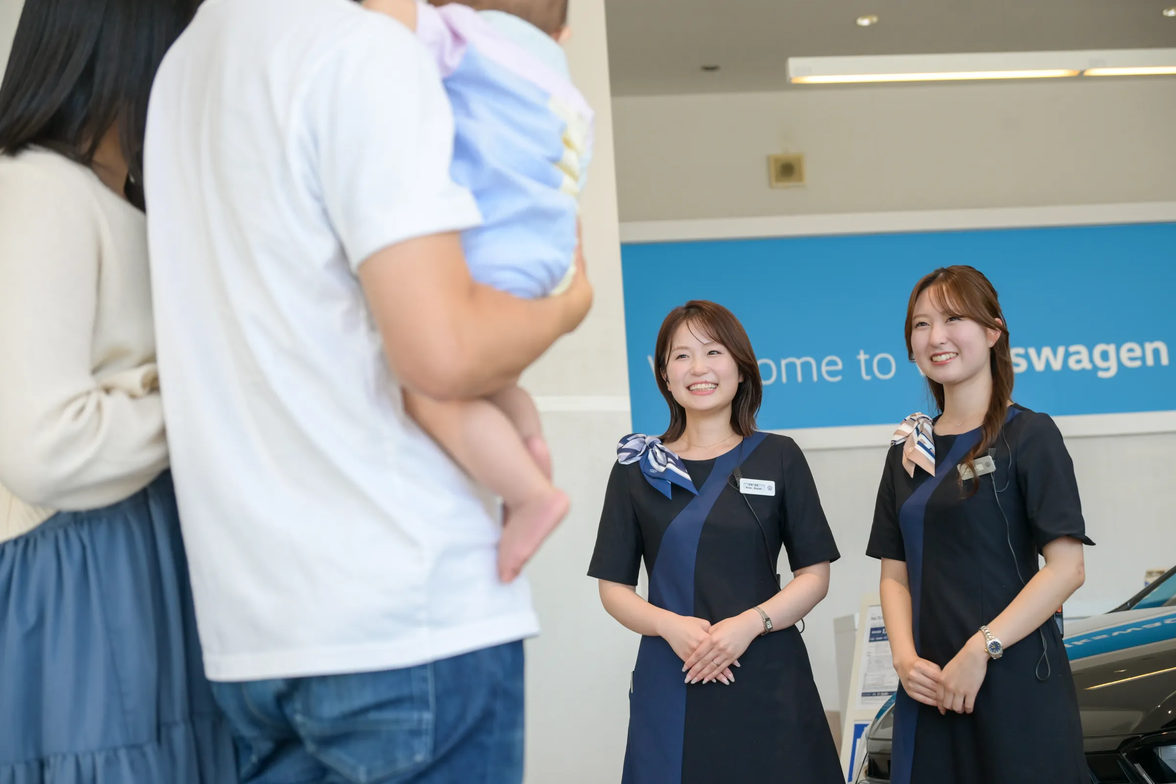 Volkswagen熊本で家族を迎えるスタッフ