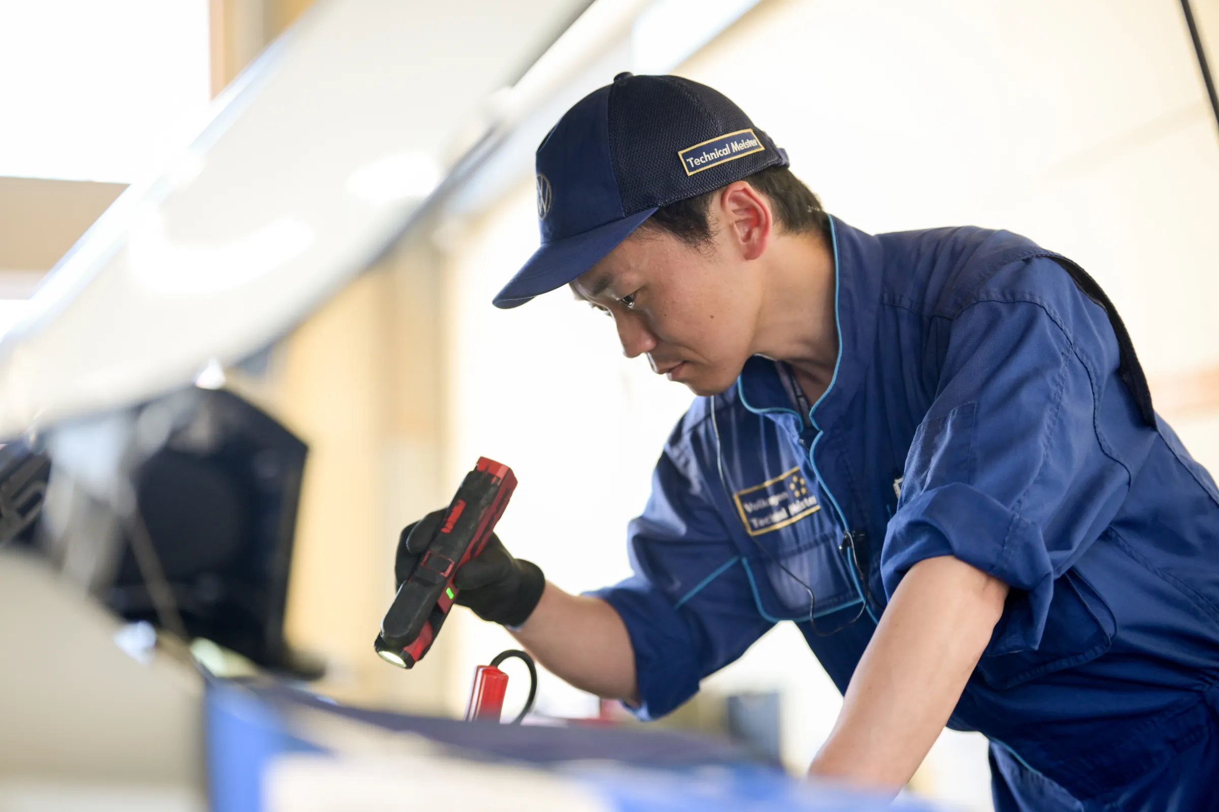 Volkswagen熊本の整備工場とサービススタッフ