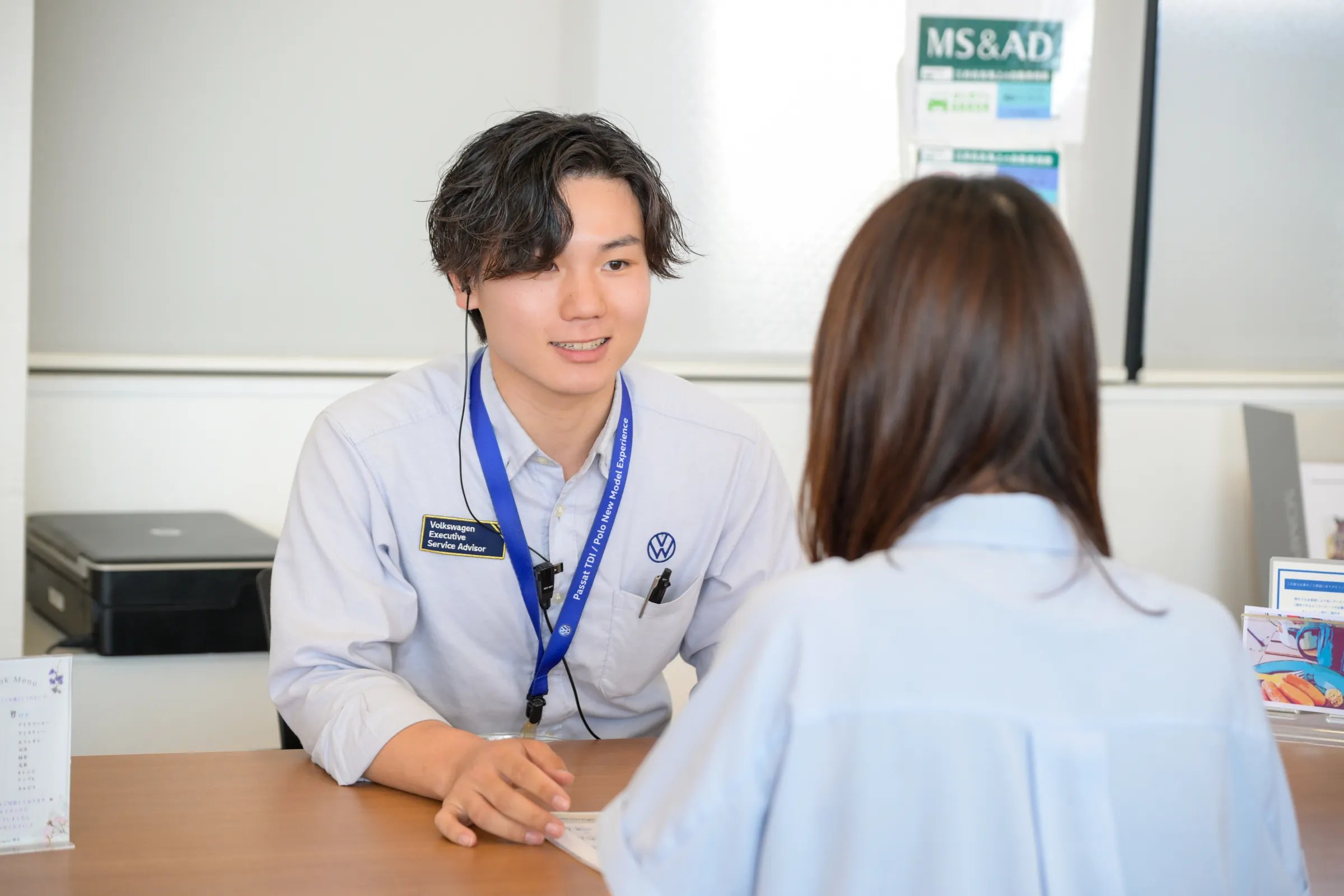 Volkswagen熊本でスタッフに相談する様子