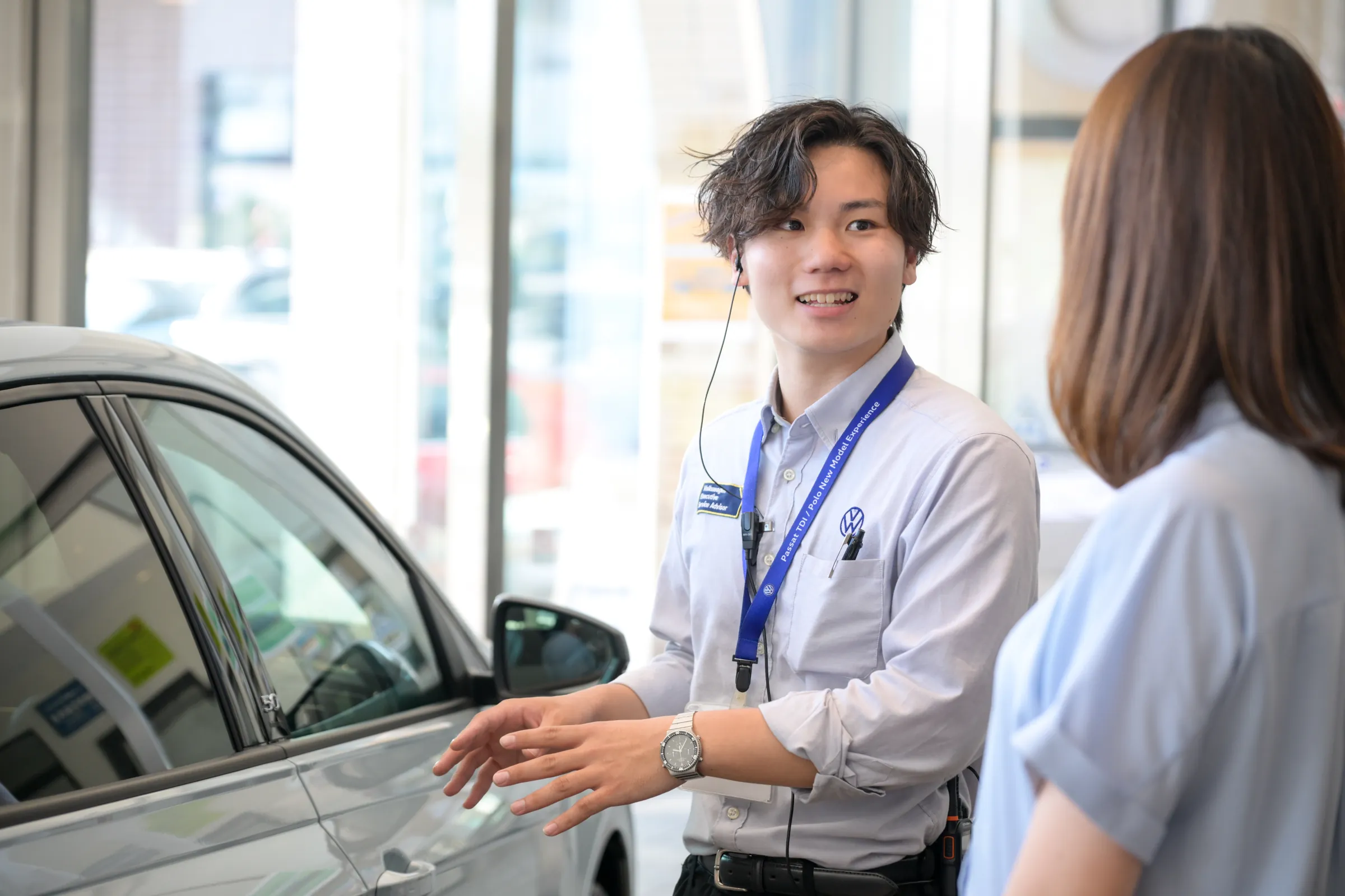 展示車両についてお客様へ説明するVolkswagen熊本のスタッフ
